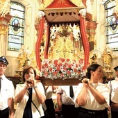 Łaskami słynąca figurka św. Anny Samotrzeciej za chwilę zostanie wyniesiona z bazyliki.