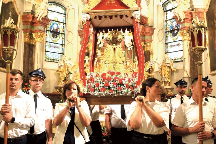 Łaskami słynąca figurka św. Anny Samotrzeciej za chwilę zostanie wyniesiona z bazyliki.