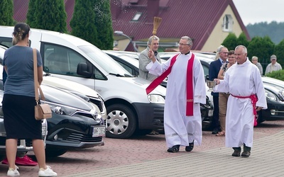 Po Mszy św. odbyło się błogosławieństwo aut i ich właścicieli.