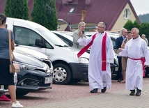 Po Mszy św. odbyło się błogosławieństwo aut i ich właścicieli.