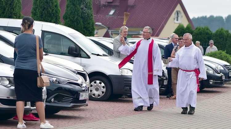 Po Mszy św. odbyło się błogosławieństwo aut i ich właścicieli.