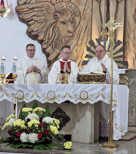 	Eucharystię sprawowali (od prawej): ks. Krzysztof Orzeł, ks. Jacek Kucharski i ks. Dariusz Zając.