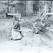 Znany obraz dokumentalisty: kilkulatka przy grobach. Odnaleziona po 40 latach przyznała, że przychodziła na mogiłę, bo był w niej pochowany niemowlak.