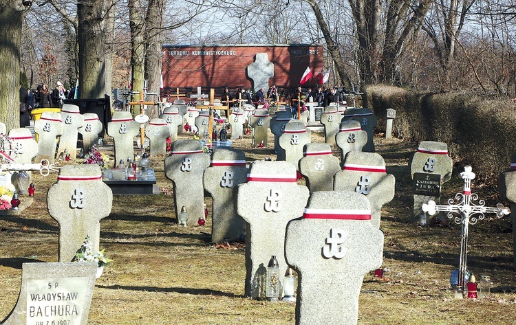 IPN od kilku lat zapowiadał remont nieuporządkowanej kwatery i stworzenie pola grobów honorowych.