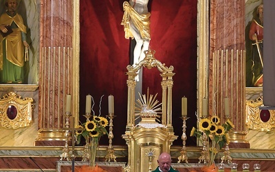 Ołtarz główny z zabytkowym krzyżem Chrystusa został niedawno odnowiony.