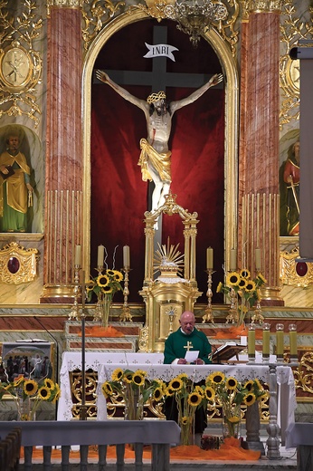 Ołtarz główny z zabytkowym krzyżem Chrystusa został niedawno odnowiony.