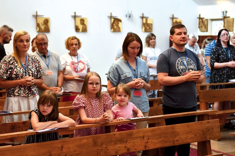 W skupieniu wzięły udział 24 małżeństwa wraz z dziećmi, jedna para prowadząca i diakonia wychowawcza. W sumie to 82 osoby.