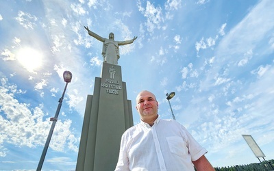 Stanisław Strzałka pod statuą Chrystusa Króla w Małej.