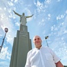 Stanisław Strzałka pod statuą Chrystusa Króla w Małej.