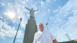 Stanisław Strzałka pod statuą Chrystusa Króla w Małej.