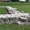 Relikty kamiennych ścian i murów fundamentowych przy ścianie południowej.