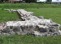 Relikty kamiennych ścian i murów fundamentowych przy ścianie południowej.