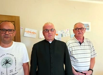 Od lewej: Ryszard Kuta, ks. Daniel Pietryka i Andrzej Ziembicki.