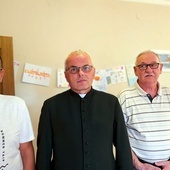 Od lewej: Ryszard Kuta, ks. Daniel Pietryka i Andrzej Ziembicki.