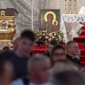 Pątnikom w drodze towarzyszy obraz Matki Boskiej Częstochowskiej.