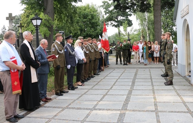 Modlitwa przy grobie bp. Edwarda Materskiego