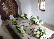 Modlitwa przy grobie bp. Edwarda Materskiego