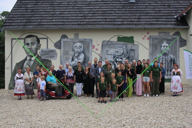 Najpiękniejsza wieś Oleszka. Mural Franciszka Lepicha