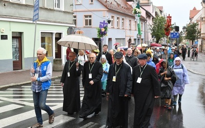 Niestraszny im deszcz ani upał, bo idą spotkać się z Matką na Jasnej Górze