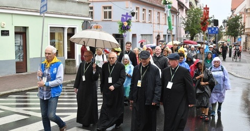 Niestraszny im deszcz ani upał, bo idą spotkać się z Matką na Jasnej Górze