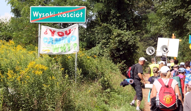 Trzy tajemnicze białe banery na pielgrzymce. Co oznaczają?