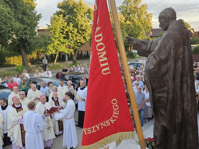 Poświęcenie pomnika Prymasa Tysiąclecia w Radomiu