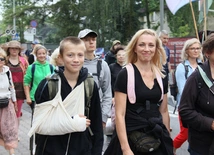 12-latek wybrał się na pieszą pielgrzymkę w gipsie