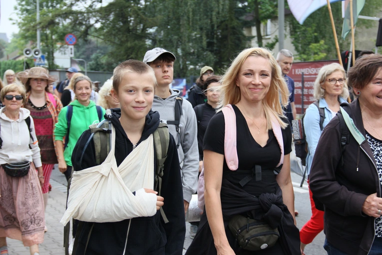 12-latek wybrał się na pieszą pielgrzymkę w gipsie