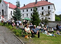 Wielbiąc Boga z Maryją i aniołami