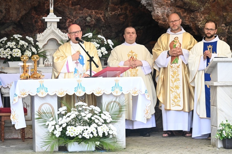 Wielbiąc Boga z Maryją i aniołami