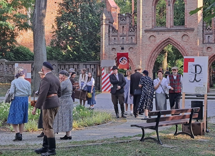 Uczestnicy widowiska doskonale oddali atmosferę okupacyjnej i powstańczej stolicy.