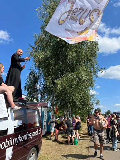 Tańczyłeś kiedyś pogo w sutannie, pod sceną Pol'and'Rock Festival?