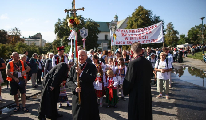 Kraków: Ponad 6 tysięcy pielgrzymów wyruszyło z wawelskiego wzgórza na Jasną Górę