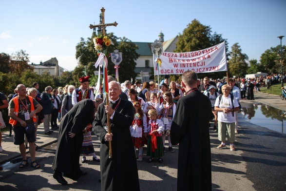 Kraków: Ponad 6 tysięcy pielgrzymów wyruszyło z wawelskiego wzgórza na Jasną Górę