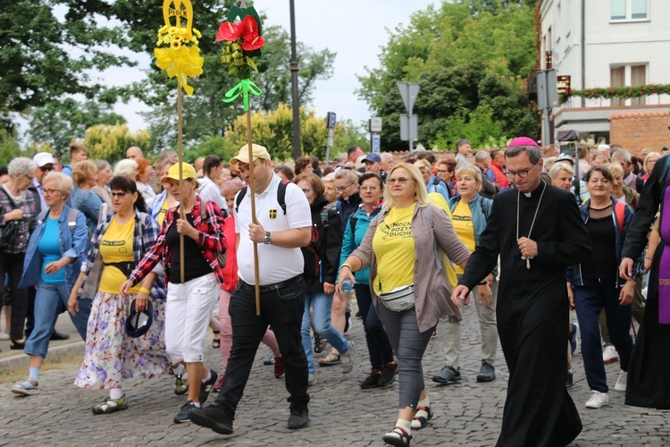 - Wyruszacie dziś na polską "górę gór", aby spotkać się z Jezusem poprzez Jego Matkę. Życzę wam, byście w czasie drogi doświadczyli osobistego przemienienia, a każdy pielgrzymkowy dzień był świętą tęsknotą za Bogiem! - mówił do pątników biskup Mirosław Milewski, który towarzyszył potem pielgrzymce na pierwszych kilometrach drogi.