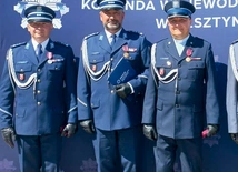 Ks. Waldemar Maliszewski (z prawej) z Brązowym Krzyżem Zasługi.