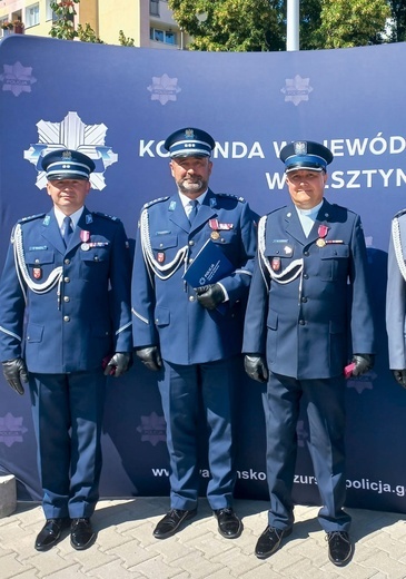 Ks. Waldemar Maliszewski (z prawej) z Brązowym Krzyżem Zasługi.