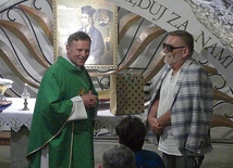 Ks. Piotr Leśniak i Andrzej Poloczek w skoczowskiej kaplicy.