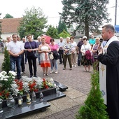 Modlitwa przy grobie mistyczki obok lubeckiego kościoła.