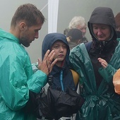 Uczestnicy piątego spotkania 12. EwB modlili się za siebie nawzajem.