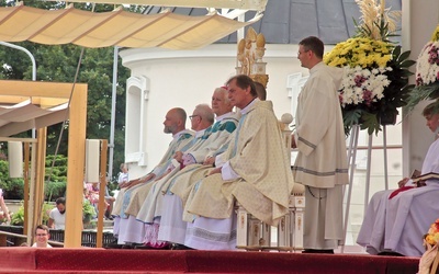 Mszy św. na wałach jasnogórskich przewodniczył bp Marek Szkudło.