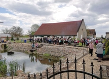 Otoczenie świątyni jest pięknie zaaranżowane.