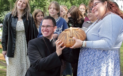 	Oazowicze dzielą się chlebem na znak jedności.