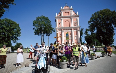 	Pielgrzymi ruszają sprzed bazyliki w Skrzatuszu.