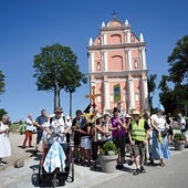 	Pielgrzymi ruszają sprzed bazyliki w Skrzatuszu.