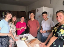 Gościom najbardziej z kuchni polskiej przypadły do gustu pierogi, dlatego wspólnie uczyli się, jak je przyrządzić.