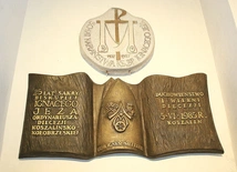 	Tablica upamiętniająca kardynała nominata w kruchcie pod wieżą.