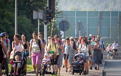 Każdego roku rzesze pątniczek wyruszają w drogę, by dystans pomiędzy swoją parafią a bazyliką w Piekarach Śląskich pokonać pieszo.