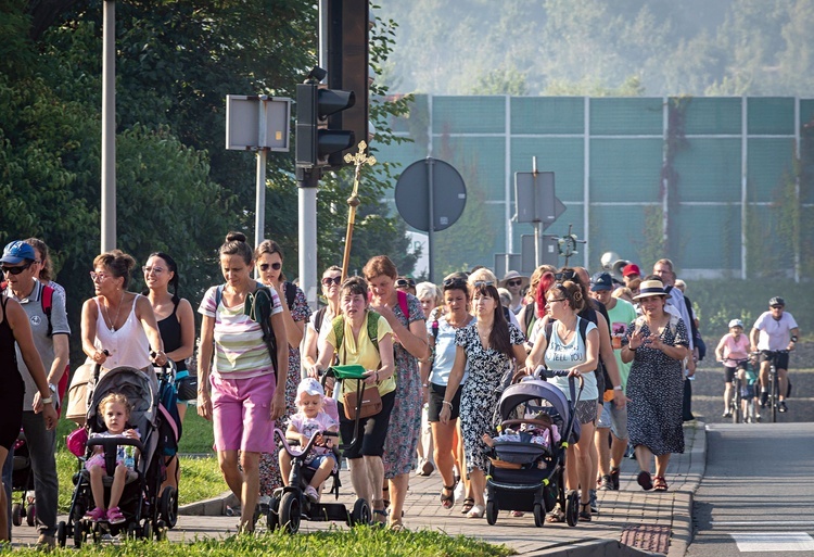 Każdego roku rzesze pątniczek wyruszają w drogę, by dystans pomiędzy swoją parafią a bazyliką w Piekarach Śląskich pokonać pieszo.