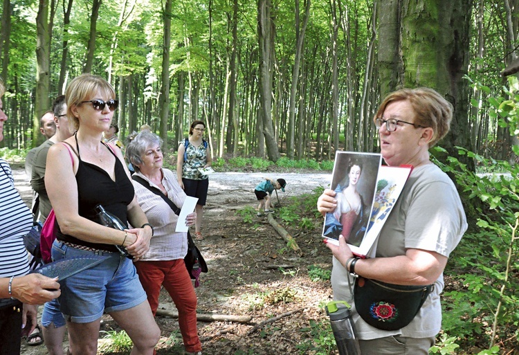 	Beata Wielgosik ciekawie opowiadała o dziejach  hrabiowskiego rodu.